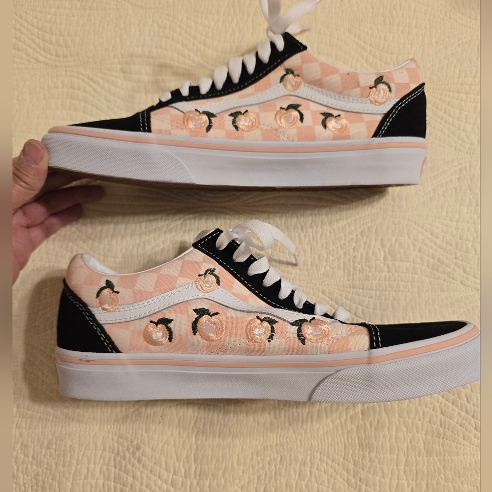 NIB Vans Old Skool Skater Sneaker With Embroidered Peaches Design - Picture 8 of 13